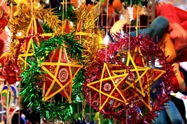 Bày bán đèn ông sao dịp Trung Thu. (Ảnh minh họa. Nguồn: TTXVN)