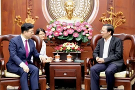 Phó Bí thư Thường trực Thành ủy, Chủ tịch Ủy ban Nhân dân Thành phố Hồ Chí Minh Phan Văn Mãi (phải) tiếp Tổng Giám đốc Korea CEO Summit Park Bong Kyu. (Ảnh: Hồng Giang/TTXVN)