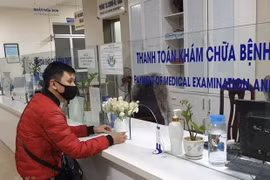 Người dân làm thủ tục khám chữa bệnh. (Nguồn: Vietnam+)