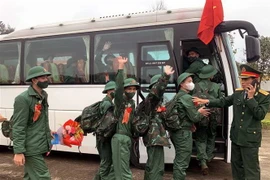 Tân binh lên đường nhập ngũ. (Ảnh: Công Tường/TTXVN)