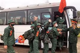 Tân binh lên đường nhập ngũ. (Ảnh: Công Tường/TTXVN)