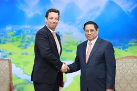 Thủ tướng Phạm Minh Chính tiếp Chủ tịch Hội đồng Quản trị kiêm Tổng Giám đốc Điều hành Toàn cầu Tập đoàn Abbott Robert Ford. (Ảnh: Dương Giang/TTXVN)