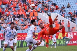 Pha tung người sút bóng của cầu thủ SHB Đà Nẵng uy hiếp khung thành Thép Xanh Nam Định. (Ảnh: Trần Lê Lâm/TTXVN)