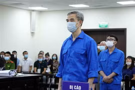 Bị cáo Nguyễn Quang Tuấn, cựu Giám đốc, Chủ tịch Hội đồng mua sắm Bệnh viện Tim Hà Nội, cựu Giám đốc Bệnh viện Bạch Mai khai báo trước tòa. (Ảnh: Phạm Kiên/TTXVN)