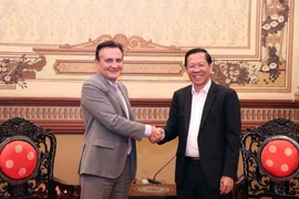 Ông Phan Văn Mãi (phải), Chủ tịch Ủy ban Nhân dân Thành phố Hồ Chí Minh tiếp ông Pascal Soriot (trái), Tổng Giám đốc Tập đoàn AstraZeneca. (Ảnh: Xuân Khu/TTXVN)