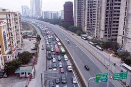 Ùn tắc kéo dài tại cao tốc Pháp Vân-Cầu Giẽ hướng vào trung tâm thành phố. (Ảnh: Phạm Kiên/TTXVN)