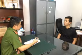Đối tượng Huỳnh Hữu Tường tại Cơ quan Điều tra. (Ảnh: TTXVN phát)