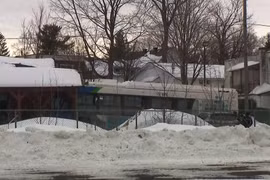 Chiếc xe buýt đâm vào nhà trẻ ở thành phố Laval. (Nguồn: Ctvnews)