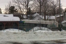 Chiếc xe buýt đâm vào nhà trẻ ở thành phố Laval. (Nguồn: Ctvnews)