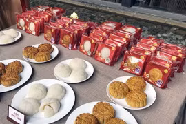 Sản phẩm bánh Trung Thu 2023 không chỉ được cải tiến về công thức, chất lượng mà còn đảm bảo cả về tiêu chuẩn bao bì đóng gói. (Ảnh: Mỹ Phương/TTXVN)
