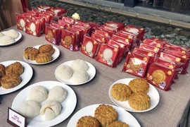 Sản phẩm bánh Trung Thu 2023 không chỉ được cải tiến về công thức, chất lượng mà còn đảm bảo cả về tiêu chuẩn bao bì đóng gói. (Ảnh: Mỹ Phương/TTXVN)