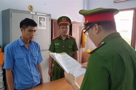 Cơ quan Cảnh sát điều tra tống đạt quyết định khởi tố đối với Võ Quốc Nhiên, sinh năm 1995, đăng kiểm viên. (Ảnh: TTXVN phát)