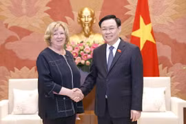Chủ tịch Quốc hội Vương Đình Huệ tiếp bà Catherine Deroche, Chủ tịch Nhóm Nghị sỹ Hữu nghị Pháp-Việt. (Ảnh: Doãn Tấn/TTXVN)
