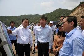 Phó Thủ tướng Chính phủ Trần Hồng Hà trao đổi với lãnh đạo tỉnh Phú Yên về việc xây dựng cảng Bãi Gốc. (Ảnh: Xuân Triệu/TTXVN)
