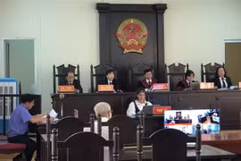 Hội đồng xét xử phiên tòa trực tuyến vụ án Vũ Thị Kim Anh vận chuyển trái phép chất ma túy. (Ảnh: Tuấn Kiệt/TTXVN)