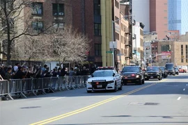 Đoàn xe áp giải cựu Tổng thống Mỹ Donald Trump tới tòa án hình sự Manhattan ở New York, Mỹ ngày 4/4. (Ảnh: THX/TTXVN)