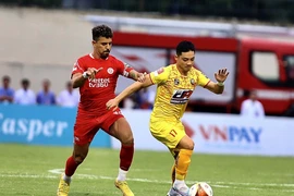 Pha tranh bóng giữa cầu thủ hai đội. (Ảnh: Duy Hưng/TTXVN)