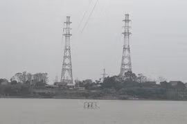 Thi công vị trí vượt sông Hồng dài 1,1km. (Nguồn: EVN)