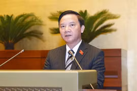 Phó Chủ tịch Quốc hội Nguyễn Khắc Định trình bày Báo cáo tóm tắt đánh giá một số vấn đề nổi lên về công tác tổ chức triển khai các luật, nghị quyết của Quốc hội từ đầu nhiệm kỳ khóa XV đến trước Kỳ họp thứ 5. (Ảnh: Doãn Tấn/TTXVN)