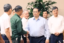Thủ tướng Phạm Minh Chính hỏi thăm những người có công tiêu biểu tỉnh Nam Định. (Ảnh: Dương Giang/TTXVN)