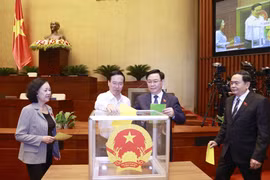 Chủ tịch nước Võ Văn Thưởng, Chủ tịch Quốc hội Vương Đình Huệ và các lãnh đạo Đảng, Nhà nước là đại biểu Quốc hội bỏ phiếu bầu chức vụ Ủy viên Ủy ban Thường vụ Quốc hội, Chủ nhiệm Ủy ban Tài chính-Ngân sách của Quốc hội và phê chuẩn bổ nhiệm Bộ trưởng Bộ 