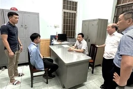 Đối tượng Ngô Quý Phương tại cơ quan công an. (Ảnh: TTXVN phát)