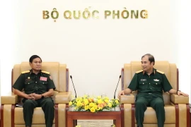Thượng tướng Phùng Sĩ Tấn tiếp Thiếu tướng Viengxay Xaysamone. (Ảnh: Minh Khánh/TTXVN phát)