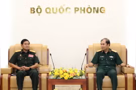 Thượng tướng Phùng Sĩ Tấn tiếp Thiếu tướng Viengxay Xaysamone. (Ảnh: Minh Khánh/TTXVN phát)