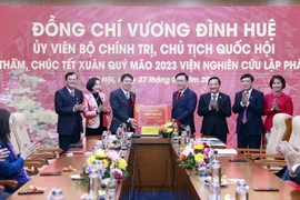 Chủ tịch Quốc hội Vương Đình Huệ tặng quà Tết cán bộ, công chức, viên chức, người lao động Viện Nghiên cứu lập pháp.(Ảnh: Doãn Tấn/TTXVN)