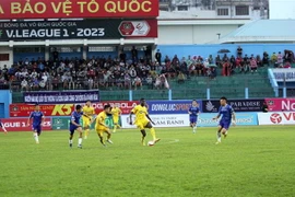 Đội Sông Lam Nghệ An với đấu pháp phòng ngự phản công không cho đội Khánh Hòa có cơ hội ghi bàn trong hiệp 1. (Ảnh: Đặng Tuấn/TTXVN)