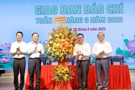 Phó Thủ tướng Trần Hồng Hà chúc mừng các cơ quan báo chí nhân Ngày Báo chí Cách mạng Việt Nam. (Ảnh: Phương Hoa/TTXVN)