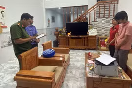 Cơ quan điều tra công bố quyết định khởi tố bị can Tạ Duy Phước. (Ảnh: TTXVN phát)