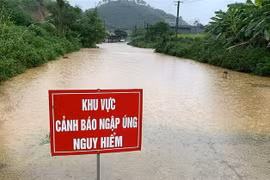 Mưa gây ngập úng một tuyến đường ở Lào Cai. (Ảnh: TTXVN phát)