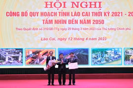 Bộ trưởng Bộ Kế hoạch và Đầu tư Nguyễn Chí Dũng trao Quyết định của Thủ tướng Chính phủ cho tỉnh Lào Cai. (Ảnh: Thu Hương/TTXVN)