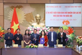 Ông Nguyễn Đức Lợi, Phó Chủ tịch Thường trực Hội Nhà Việt Nam trao quyết định kiện toàn Ban Chủ nhiệm Câu lạc bộ Nhà báo đưa tin Quốc hội cho Ban Chủ nhiệm Câu lạc bộ. (Ảnh: Văn Điệp/TTXVN)