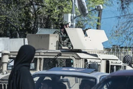 Lực lượng an ninh Taliban gác tại hiện trường vụ đánh bom liều chết tại Kabul, Afghanistan, ngày 27/3. (Ảnh: AFP/TTXVN)