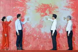 Chủ tịch nước Võ Văn Thưởng và các đại biểu thực hiện nghi thức phát động Tháng nhân đạo năm 2023 và khởi động phong trào 'Người tốt, việc thiện-chung sức xây dựng cộng đồng nhân ái.' (Ảnh: Thống Nhất/TTXVN)