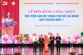 Giám đốc Học viện Chính trị Quốc gia Hồ Chí Minh Nguyễn Xuân Thắng trao Bằng công nhận đạt chuẩn mức 1 cho Học viện Cán bộ Thành phố Hồ Chí Minh. (Ảnh: Tiến Lực/TTXVN)