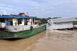 Sà lan đâm sập bè cá của dân. (Nguồn: Dân Việt)