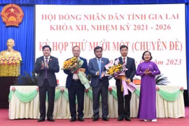 Thường trực HĐND tỉnh tặng hoa chúc mừng ông Nguyễn Hữu Quế và ông Dương Mah Tiệp được bầu giữ chức Phó Chủ tịch UBND tỉnh nhiệm kỳ 2021-2026. (Nguồn: Đoàn đại biểu Quốc hội và HĐND tỉnh Gia Lai)