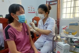 Tiêm vaccine ngừa COVID-19. (Nguồn: TTXVN)