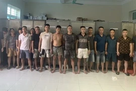 Các đối tượng đánh bạc bị bắt giữ. (Ảnh: TTXVN phát)