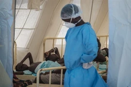 Bệnh nhân mắc tả được điều trị tại Beira, Mozambique hồi tháng 4/2023. (Ảnh: AFP/TTXVN)