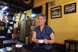 Bộ trưởng Ngoại giao Australia Penny Wong thưởng thức ly càphê trứng trên phố Đinh Tiên Hoàng. (Ảnh: Lâm Khánh/TTXVN)