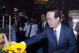 Chủ tịch nước Võ Văn Thưởng dâng hương tại Nhà Lưu niệm thời niên thiếu của Chủ tịch Tôn Đức Thắng. (Ảnh: Thống Nhất/TTXVN)
