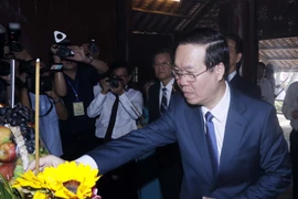 Chủ tịch nước Võ Văn Thưởng dâng hương tại Nhà Lưu niệm thời niên thiếu của Chủ tịch Tôn Đức Thắng. (Ảnh: Thống Nhất/TTXVN)