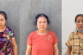 Ba đối tượng bị bắt giữ về hành vi đánh bạc dưới hình thức ghi số lô, số đề. (Ảnh: TTXVN phát)