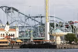 Tàu lượn tại công viên giải trí Grona Lund ở thủ đô Stockholm, Thụy Điển. (Ảnh: Reuters/TTXVN)