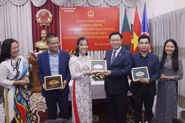 Chủ tịch Quốc hội Vương Đình Huệ tặng quà lưu niệm sinh viên tiêu biểu. (Ảnh: Doãn Tấn/TTXVN)