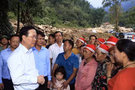 Chủ tịch nước Võ Văn Thưởng thăm hỏi, động viên nhân dân xã Liên Minh, thị xã Sa Pa, tỉnh Lào Cai. (Ảnh: Thống Nhất/TTXVN)